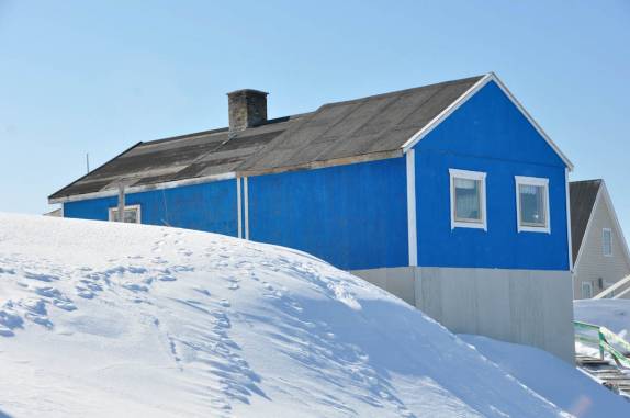 Casa se esconde atrás de morro de neve em Ilulissat, na Groelândia